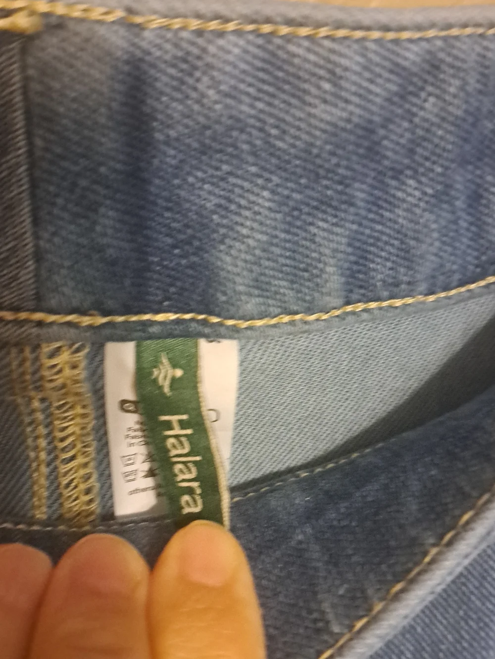 HALARA Straight Leg Jeans in Light Blue Wash. Size L Regular.